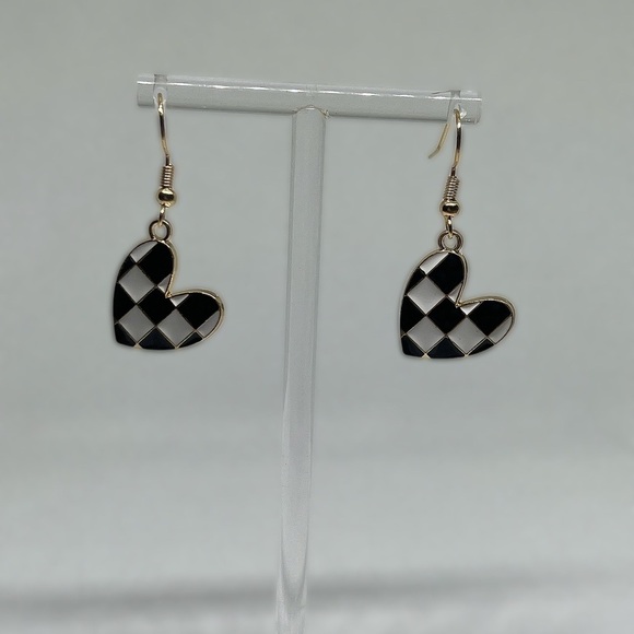 Elegant Checkered Heart Earrings - Picture 1 of 2